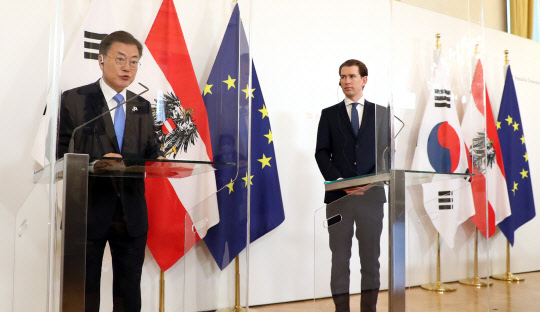 오스트리아를 국빈 방문중인 문재인 대통령이 14일(현지시간) 빈 총리실에서 제바스티안 쿠르츠 총리와 확대회담을 마친 뒤 회담 결과 관련 공동기자회견을 하고 있다. 연합뉴스.